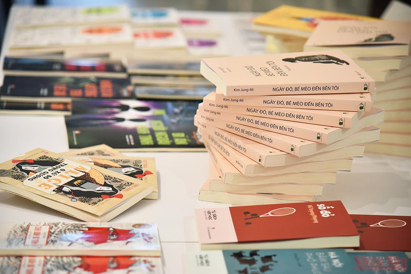 Nhiều đầu sách mới cũng được đem tới giới thiệu cho các bạn trẻ nhằm gây quỹ từ thiện. (Ảnh: Minh Duy)