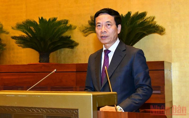 Bộ trưởng Thông tin và Truyền thông Nguyễn Mạnh Hùng trình bày Tờ trình về dự án Luật sửa đổi bổ sung một số điều của Luật Tần số vô tuyến điện. (Ảnh: KHOA NGUYÊN)