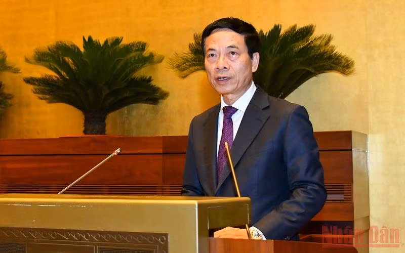 Bộ trưởng Thông tin và Truyền thông Nguyễn Mạnh Hùng trình bày Tờ trình về dự án Luật sửa đổi bổ sung một số điều của Luật Tần số vô tuyến điện. (Ảnh: KHOA NGUYÊN)