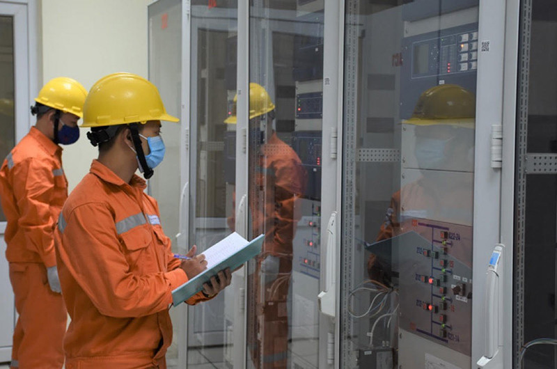 Cán bộ Tổng Công ty Điện lực Hà Nội (EVNHANOI) kiểm tra thiết bị, bảo đảm không để xảy ra sự cố trong thời tiết nắng nóng. Ảnh: DUY LINH