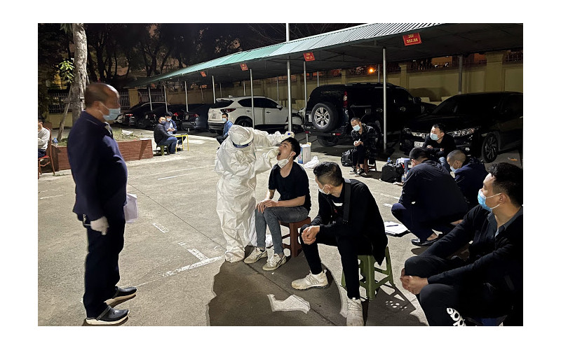 Công an quận Hoàng Mai (Hà Nội) phối hợp Phòng quản lý xuất, nhập cảnh Công an TP Hà Nội kiểm tra tại đường gom cao tốc Pháp Vân - Cầu Giẽ, phát hiện 12 đối tượng Trung Quốc nhập cảnh trái phép. Ảnh: PA08 Công an Hà Nội