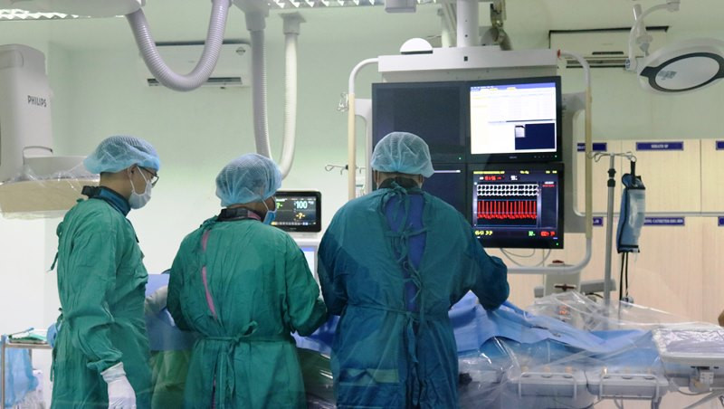 Ê kíp bác sĩ Bệnh viện đa khoa tỉnh Ninh Thuận thực hiện kỹ thuật chữa bệnh tim cho bệnh nhân. (Ảnh do bệnh viện cung cấp)