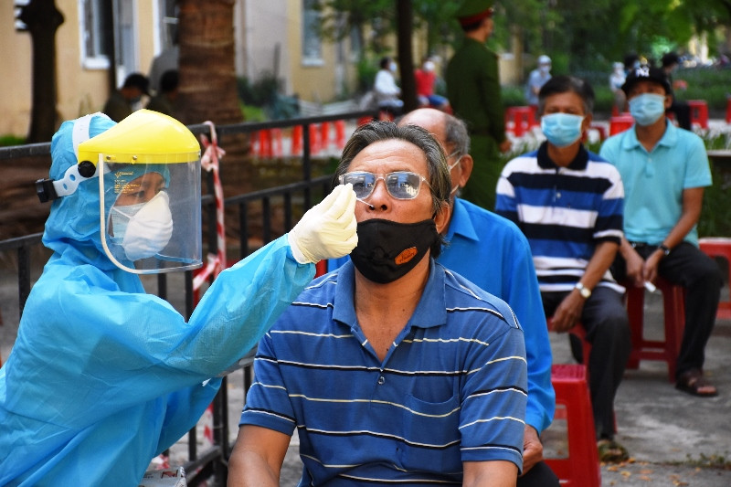 Đà Nẵng lấy mẫu xét nghiệm Covid-19 cho người dân.
