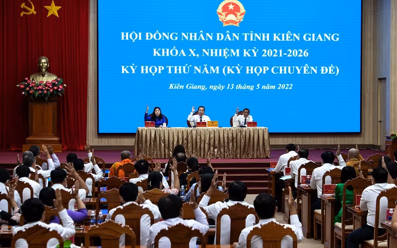 Hội đồng nhân dân tỉnh biểu quyết thông qua nội dung tại kỳ họp.