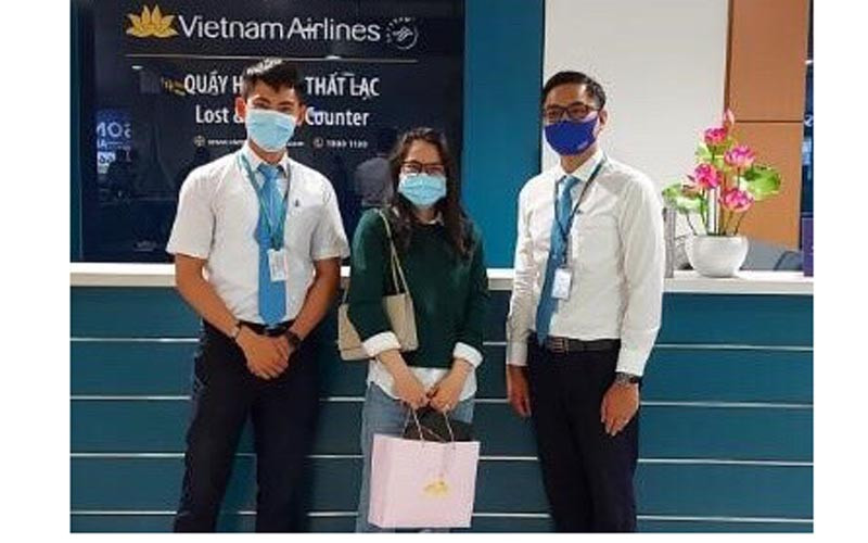 Các nhân viên bàn giao lại chiếc nhẫn cho hành khách.