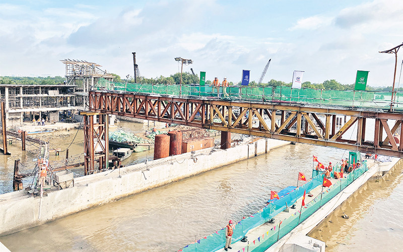 Lắp đặt cửa van cống kiểm soát triều Cây Khô thuộc Dự án Giải quyết ngập do triều, khu vực TP Hồ Chí Minh có xét đến yếu tố biến đổi khí hậu. 