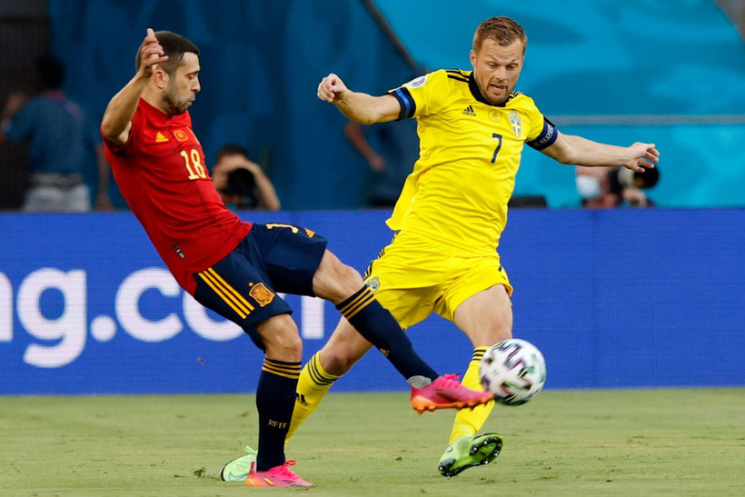 Pha tranh bóng của cầu thủ hai đội trong trận đấu. (Ảnh: TheTelegraph)