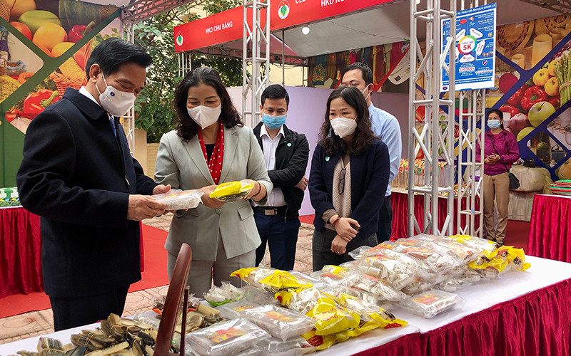 Lãnh đạo Sở Công thương Hà Nội thăm quan các gian hàng tại Tuần hàng Việt TP Hà Nội tổ chức tại huyện Ba Vì.