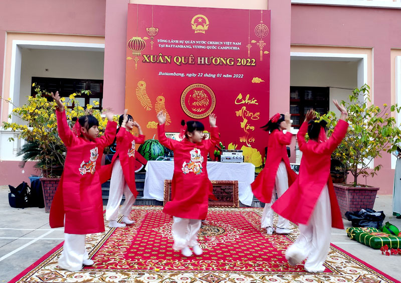 Con em cộng đồng người gốc Việt biểu diễn văn nghệ mừng Xuân.