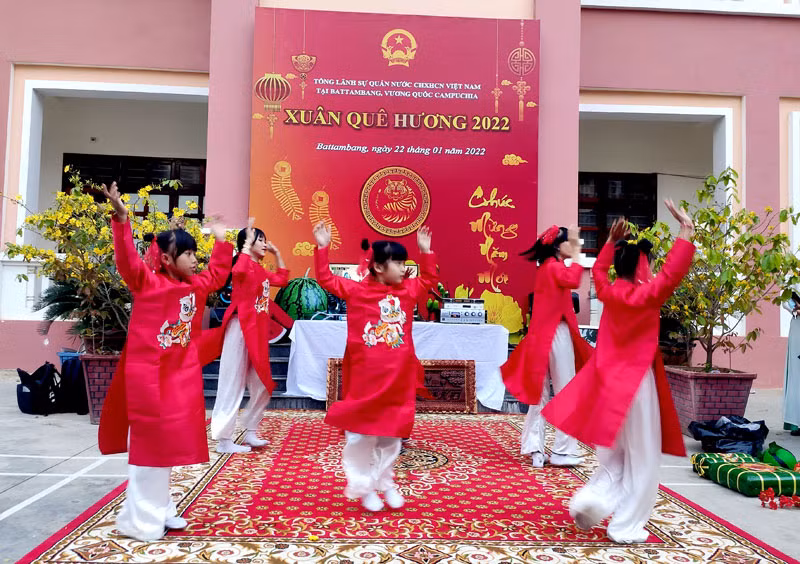 Con em cộng đồng người gốc Việt biểu diễn văn nghệ mừng Xuân.