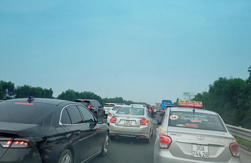 Ô-tô phải nhích từng mét trên cao tốc Hà Nội-Hải Phòng.