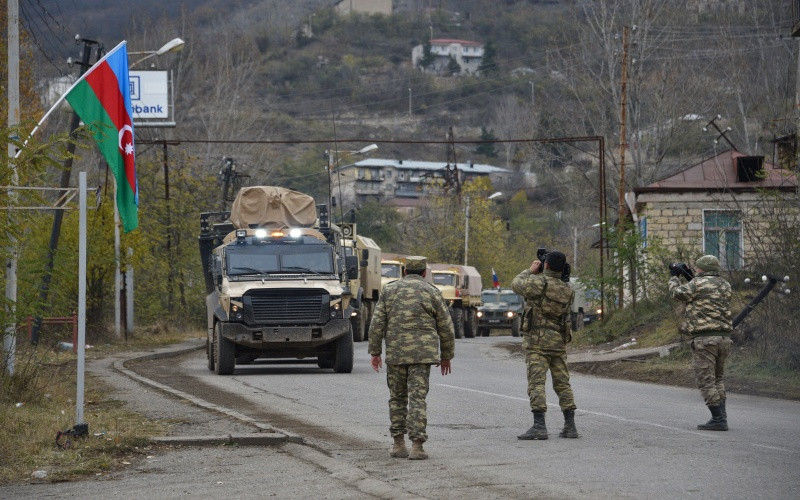 Binh sĩ và xe quân sự của Azerbaijan di chuyển qua thị trấn Lachin, gần khu vực biên giới với Armenia, ngày 1/12/2020. (Ảnh: AFP/TTXVN)