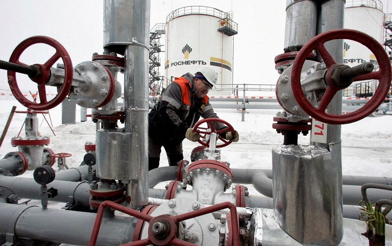 Công nhân vận hành trạm bơm tại giếng dầu Gremikhinskoye ở phía đông Izhevsk, Liên bang Nga. (Ảnh: REUTERS)