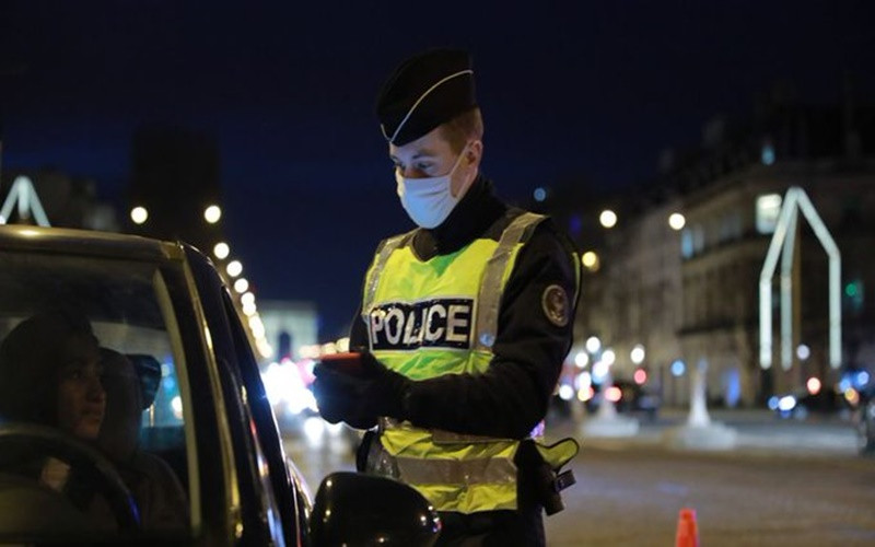 Cảnh sát kiểm tra người vi phạm. (Ảnh: Francebleu)