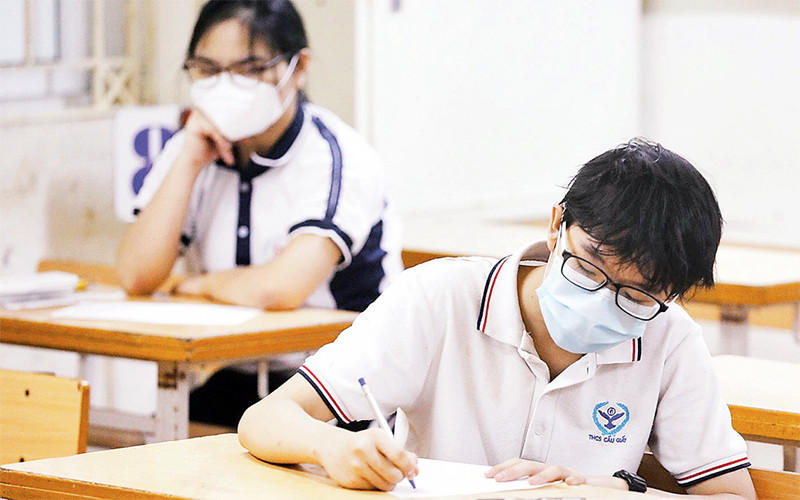 Thi tốt nghiệp THPT năm 2021 tại điểm thi Trường THCS Dịch Vọng (quận Cầu Giấy). Ảnh: Ngọc Châu