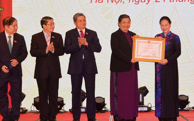 Chủ tịch Quốc hội Nguyễn Thị KIm Ngân trao tặng Huân chương Lao động hạng Nhất cho Phó Chủ tịch Thường trực Quốc hội Tòng Thị Phóng.