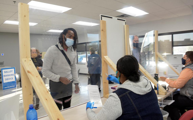 Cử tri Mỹ đi bỏ phiếu tại bang Mi-ne-xô-ta.