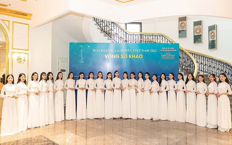 Các thí sinh trước khi bước vào phần thi trình diễn trang phục áo dài ở vòng sơ khảo khu vực miền bắc.