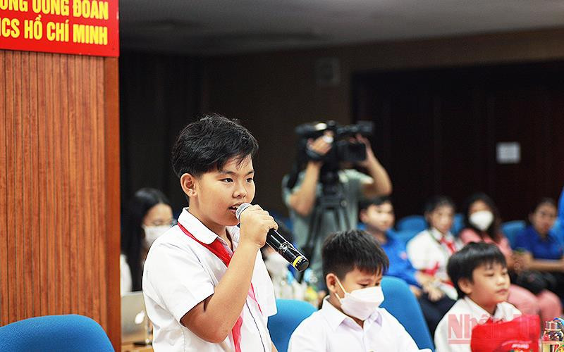 Đại diện các em thiếu nhi nhận bảo trợ dài hạn từ Chương trình “Nối vòng tay thương” chia sẻ về quá trình học tập, phấn đấu mỗi ngày. 