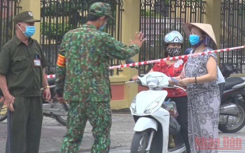 Chốt kiểm soát dịch Covid-19 tại phường Hai Bà Trưng, TP Phủ Lý.