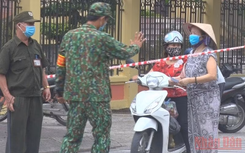 Chốt kiểm soát dịch Covid-19 tại phường Hai Bà Trưng, TP Phủ Lý.