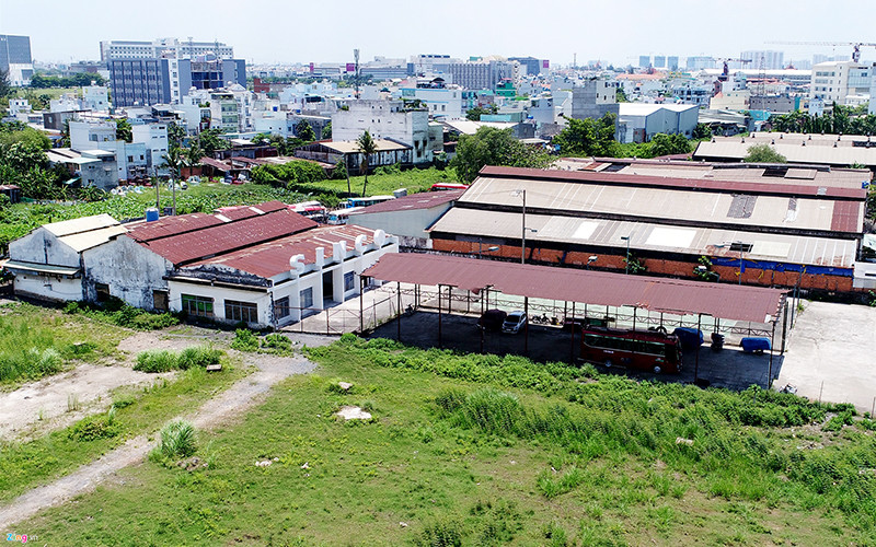 Khu đất số 574 đường Kinh Dương Vương, quận Bình Tân bỏ hoang nhiều năm nay.