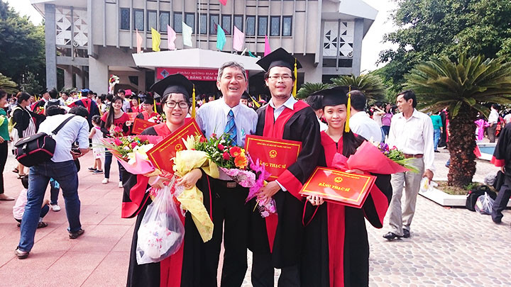 Thầy Ngôn trong ngày tốt nghiệp cao học của các học trò.