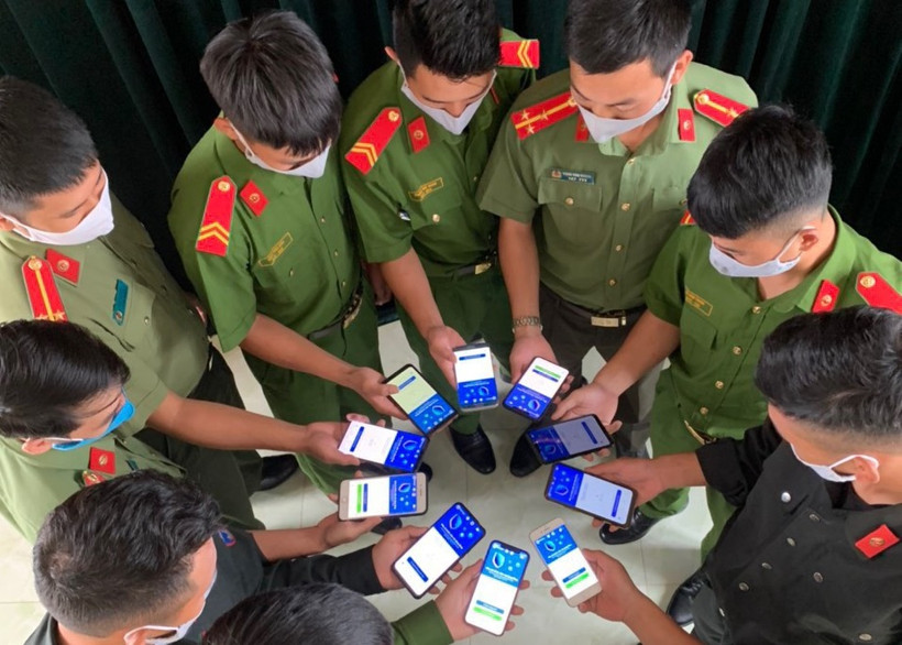 Các lực lượng bộ đội biên phòng ở Lai Châu cài ứng dụng Bluezone.