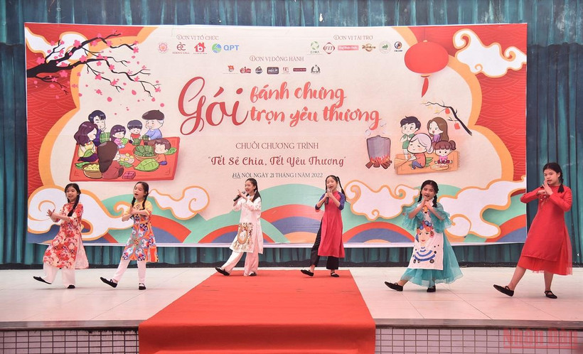 Tiết mục văn nghệ đầy không khí xuân của các em nhỏ Trường Tiểu học Chu Văn An. (Ảnh: Minh Duy)