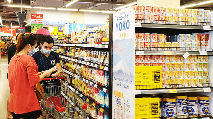 Các mặt hàng thiết yếu chịu ảnh hưởng của giá xăng, dầu tăng. Ảnh: BẮC SƠN