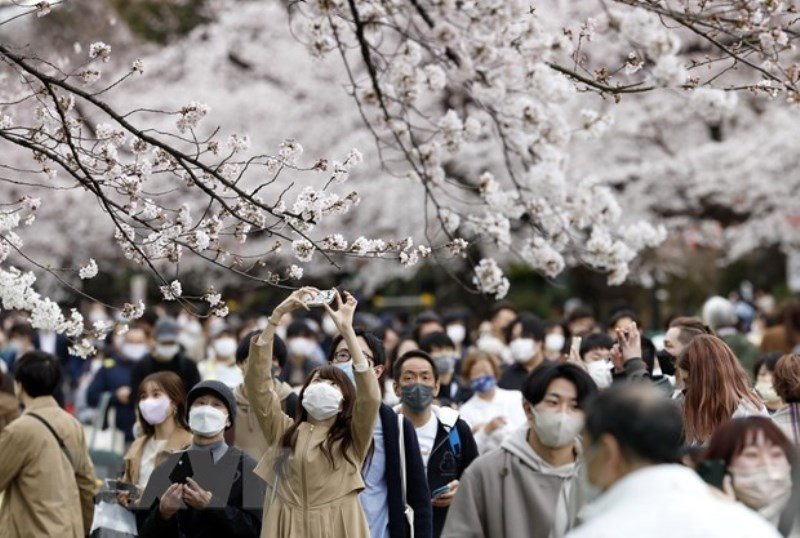 Người dân đeo khẩu trang phòng dịch Covid-19 tại Tokyo, Nhật Bản. (Ảnh: Kyodo/TTXVN)