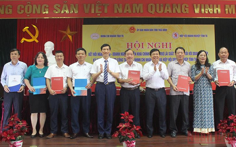 Lễ ký kết hợp đồng tín dụng, hợp tác kinh doanh giữa ngân hàng và doanh nghiệp.