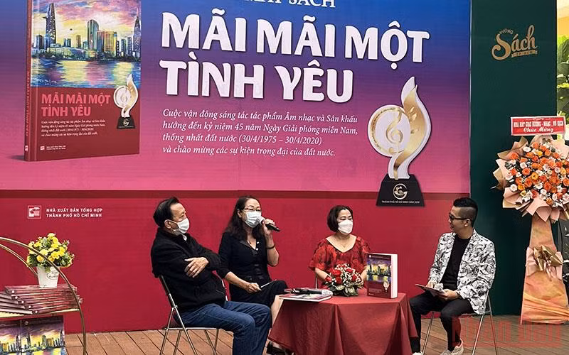 Các đại biểu giao lưu tại buổi ra mắt ấn phẩm “Mãi mãi một tình yêu.