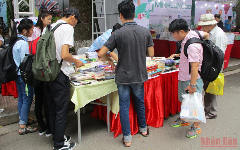 Độc giả chọn mua sách tại một sự kiện Hội sách ở Hà Nội.