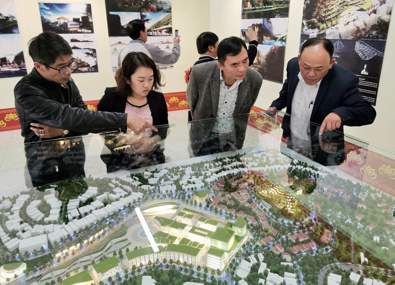 Trong không gian trưng bày các phương án ý tưởng kiến trúc khu vực đồi Dinh, TP Đà Lạt.