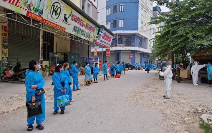 Cơ quan chức năng tiến hành di dời công nhân khỏi “điểm nóng” Núi Hiểu (xã Quang Châu) tới các khu cách ly tập trung.