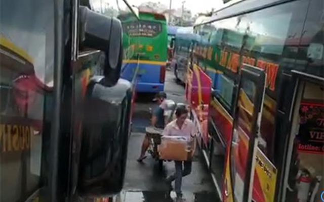 Xe khách chở hàng trên khoang hành khách, nguy cơ cháy nổ, mất an toàn