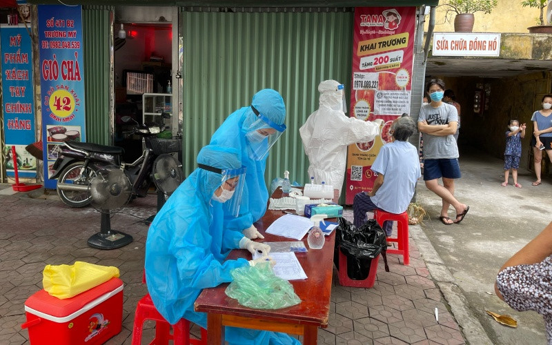Lấy mẫu xét nghiệm cộng đồng cho cư dân phường Phạm Ngũ Lão.