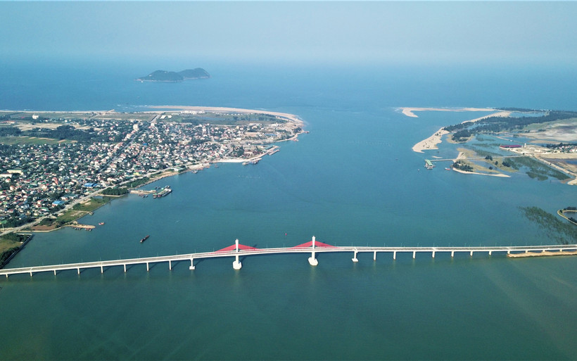 Cầu Cửa Hội nối đôi bờ sông Lam.