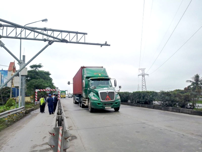 Thanh tra Sở Giao thông vận tải Hải Phòng và Hải Dương phối hợp thực hiện ngăn chặn xe quá tải.