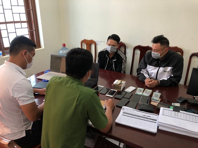 Một số đối tượng trong đường dây tổ chức đánh bạc và đánh bạc tại cơ quan điều tra. 