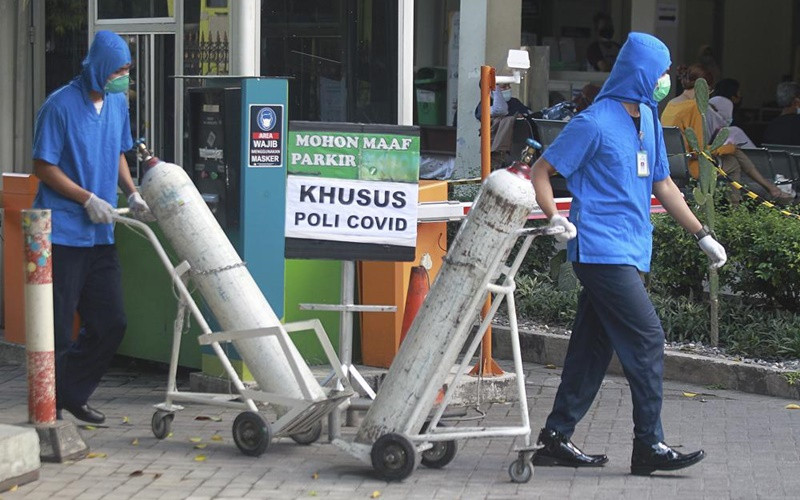 Nhân viên y tế chuyển bình chứa oxy tại Bệnh viện Sardjito tại Indonesia. (Ảnh: AP)