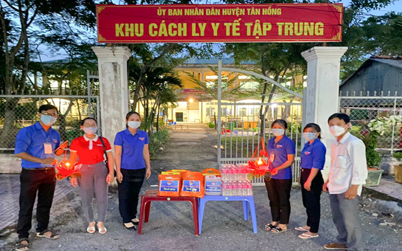 Đoàn viên chuẩn bị tổ chức vui Trung thu tại Khu cách ly y tế tập trung huyện Tân Hồng.