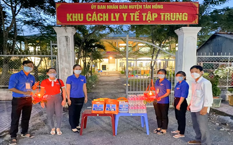 Đoàn viên chuẩn bị tổ chức vui Trung thu tại Khu cách ly y tế tập trung huyện Tân Hồng.