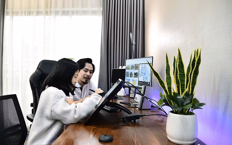 Họa sĩ Thái Hà An hướng dẫn độc giả thực hành một tác phẩm trên bảng vẽ. (Ảnh Mỹ Hà) 