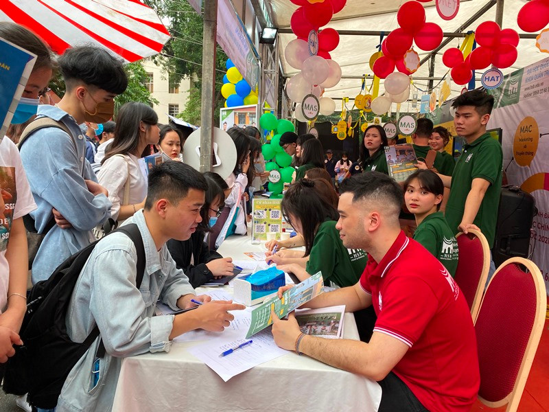 Cán bộ Đại học Quốc gia Hà Nội tư vấn xét tuyển năm 2021 cho thí sinh (chụp ngày 11/4/2021).