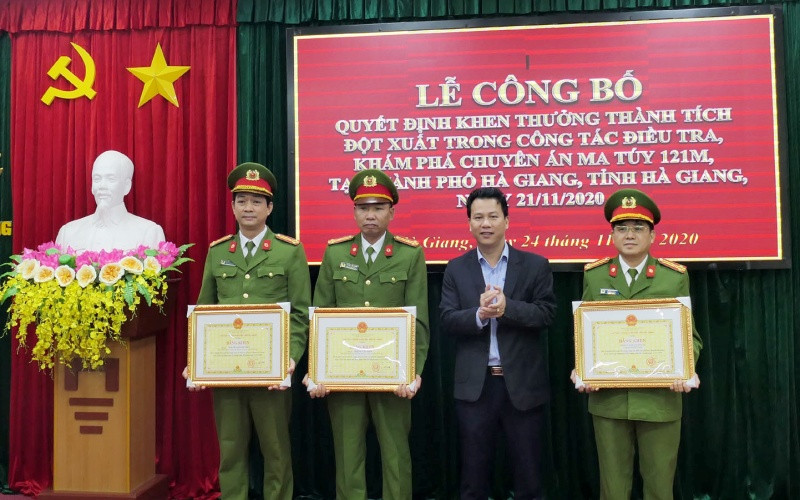 Bí thư Tỉnh ủy Hà Giang Đặng Quốc Khánh tặng Bằng khen cho các tập thể, cá nhân có thành tích phá chuyên án 121M.