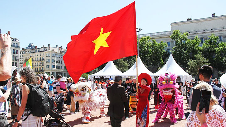 Hình ảnh áo dài trong Lễ diễu hành ở Lyon (Pháp). Ảnh: NDDT