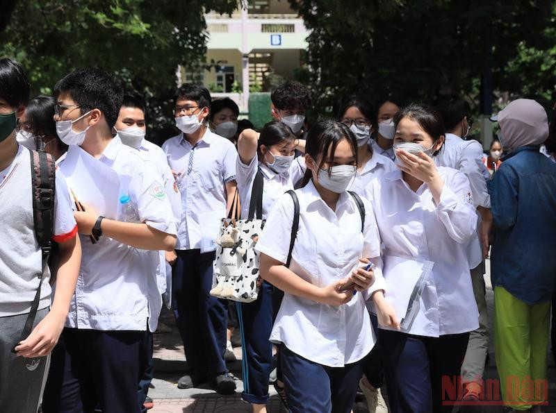 Thí sinh ra về sau buổi thi. Ảnh: THÀNH ĐẠT