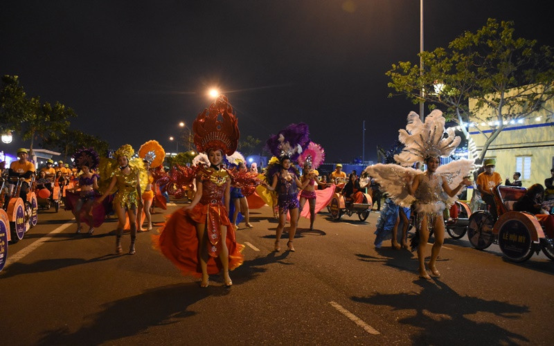 Chương trình Vũ hội đường phố khuấy động không gian sông Hàn trong năm mới 2021.